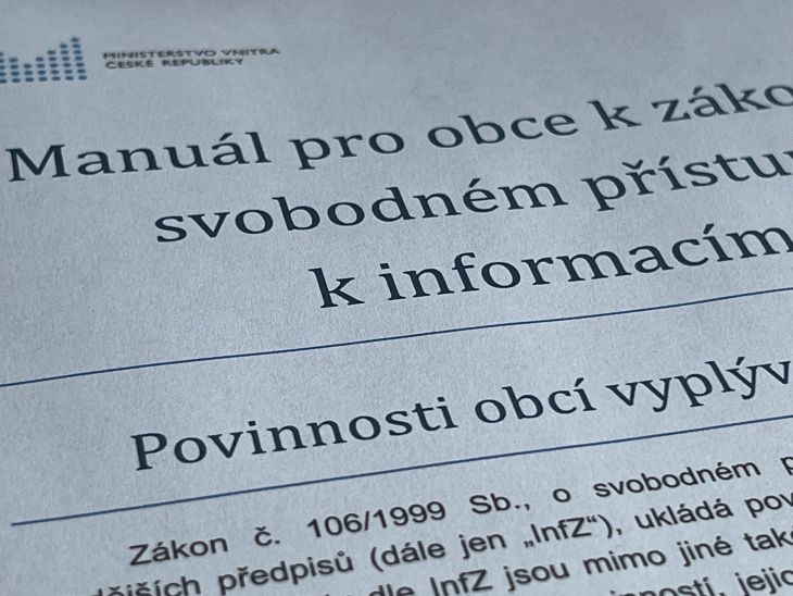 Aplikace zákona č. 106/1999 Sb. v prostředí samospráv není jednoduchá a notoričtí žadatelé ji rozhodně neusnadňují.