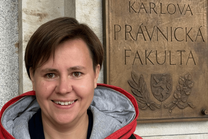 Lenka Matějová před budovou Právnické fakulty Univerzity Karlovy v Praze.